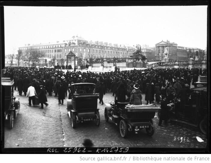 Versailles-election-presidentielle-la-foule-devant-le-chateau-17-01-1913-Agence-Rol-Gallica-BnF