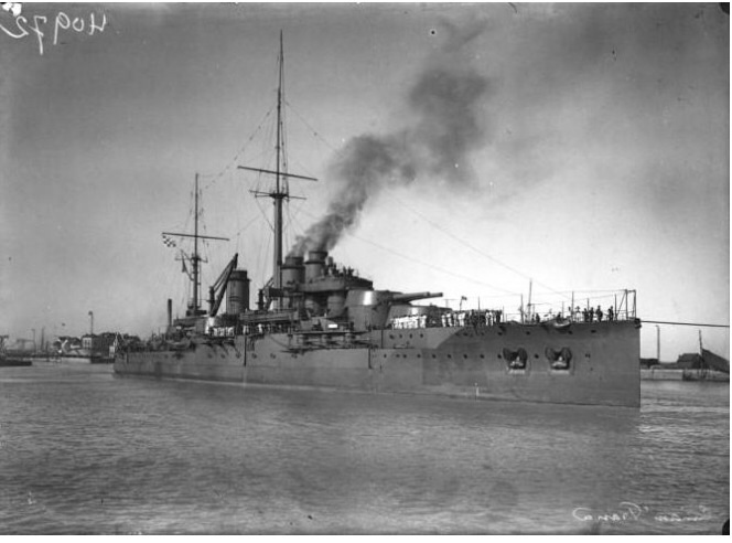 Le cuirassé " Le France " rentre de Russie. À son bord se trouvent le Président Poincaré et plusieurs membres clefs du gouvernement français...