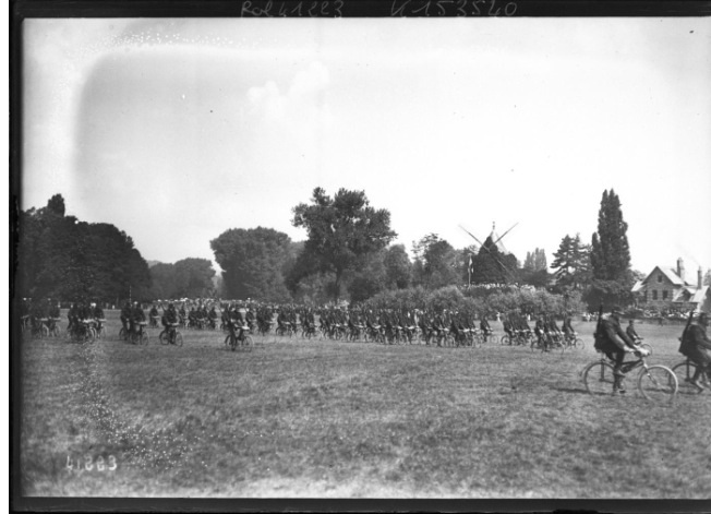 Les pelotons cyclistes au défilé du 14 juillet 1914