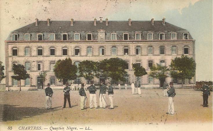 L'école d'aviation de Chartres est hébergée par le 4ème escadron du Train au quartier Neigre (ou Nègre ? ) à Chartres